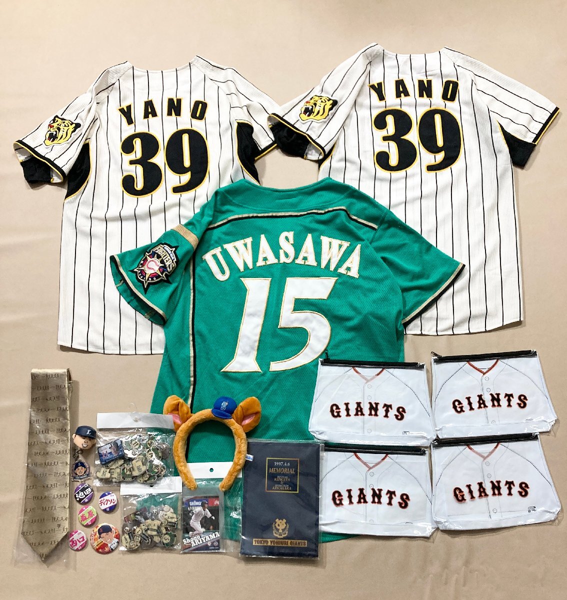 ★プロ野球 ユニフォーム グッズ 67点 まとめ セリーグ パリーグ 巨人 西武 千葉ロッテ 阪神 SBホークス 日本ハム 横浜 等 卸 現状品 10kgの画像10