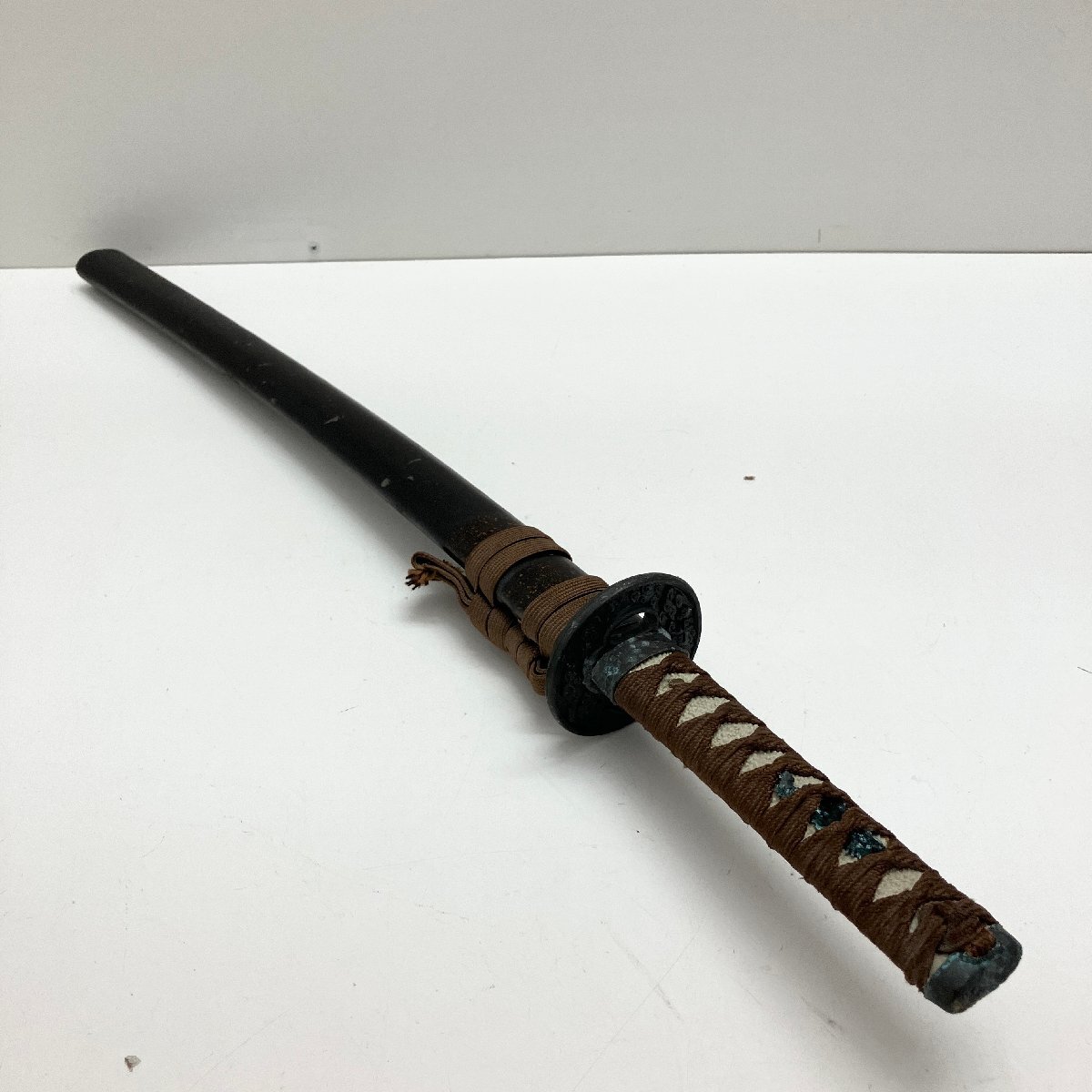 ◆【ジャンク品】 メーカー/型番不明 模造刀 レプリカ 全長約70cm 刃渡り 約44cm 鞘 武具 刀剣 時代劇 居合 現状品 (Z1)M/S60402/1/0.7の画像4