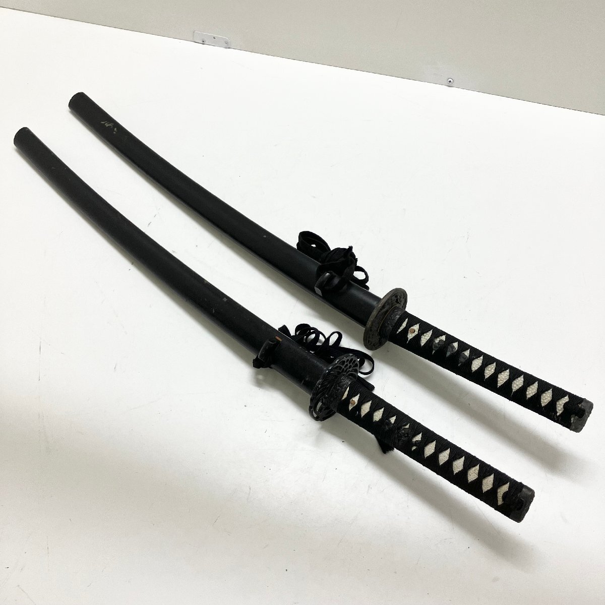 ◆【ジャンク品】 日本刀 模造刀 模擬刀 レプリカ 2本組 全長約90cm 鞘 武具 刀剣 居合 詳細不明 現状品 (Z1)N/G60409/5/1.3_画像9