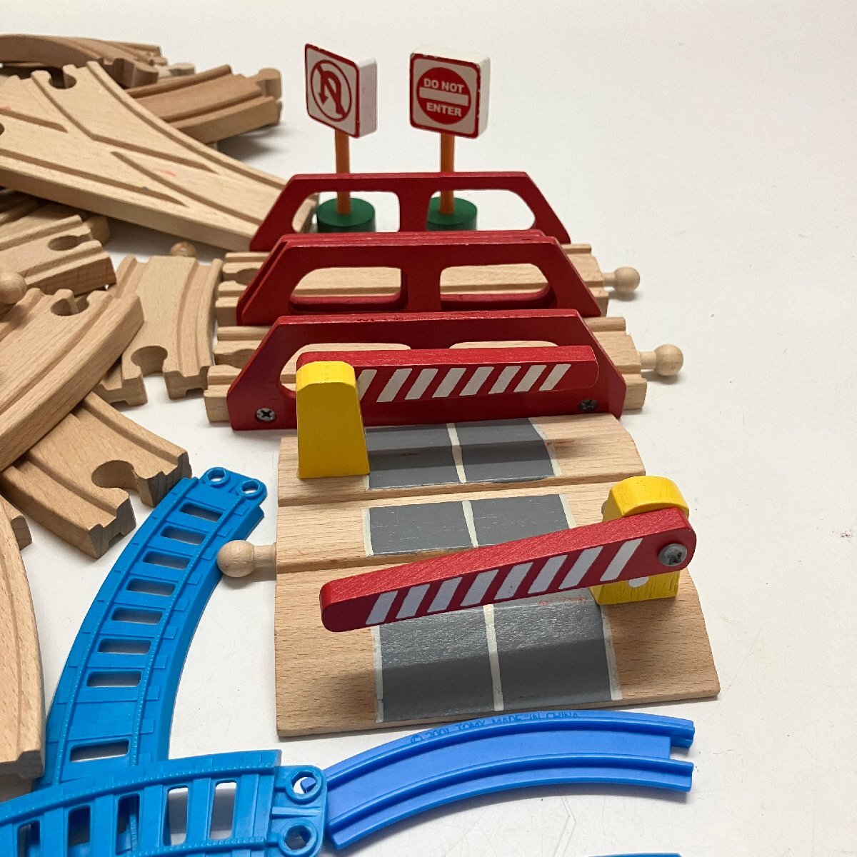 *[ junk ] BRIO yellowtail o together wooden rail roadbed sign locomotive etc. IKEA train set approximately 4.2kg present condition goods (Z1)M/G60411/4/4.2