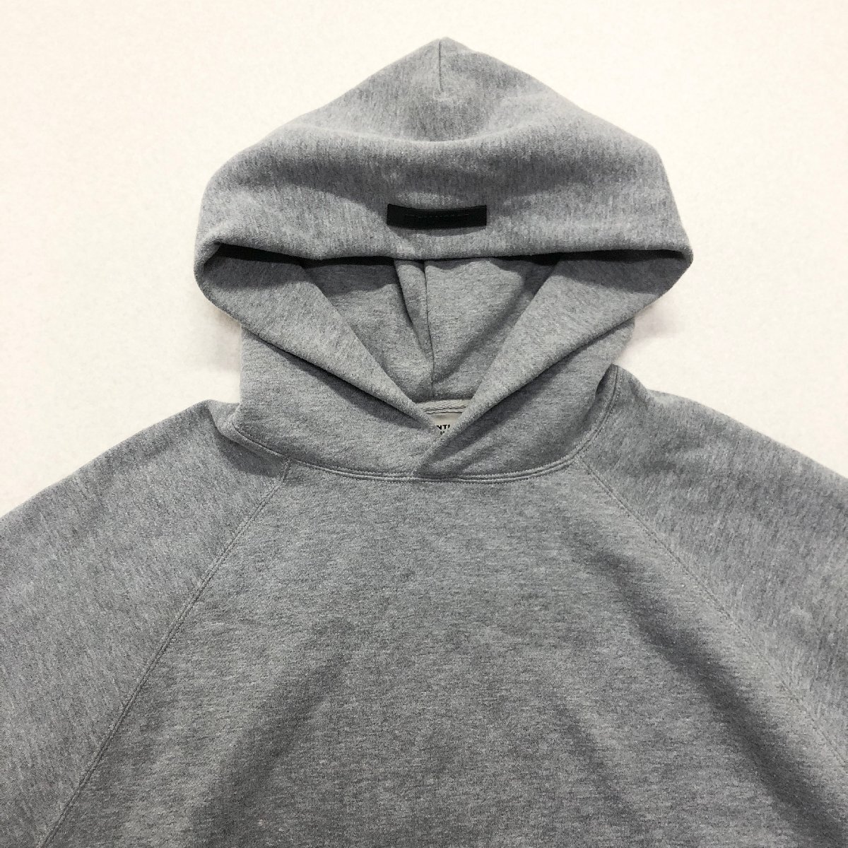 ●FOG Fear of God ESSENTIALS フィアオブゴッド エッセンシャルズ パーカー プルオーバー バックロゴ グレー サイズM メンズ 0.73kg●の画像3