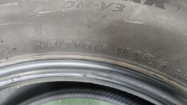 中古 ブリヂストン タイヤ 215/70R16 ブリザッDM-V3 2021年製_画像4