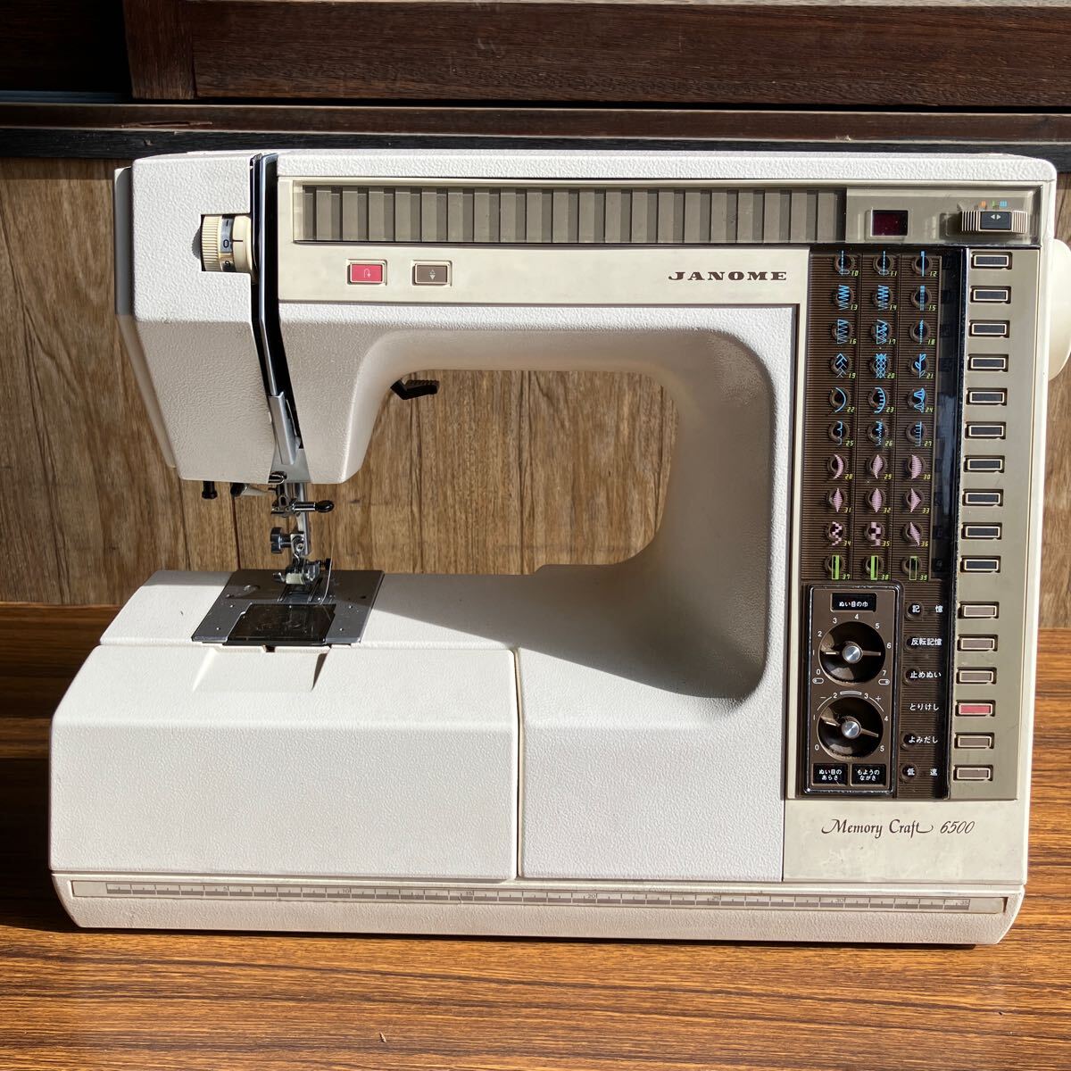 JANOME ジャノメ MODEL 6500 ミシン Memory CRAFT 足踏みミシン 裁縫 手工芸 手芸 専用ケース有り カラーボビン糸付き コンピュータミシンの画像2