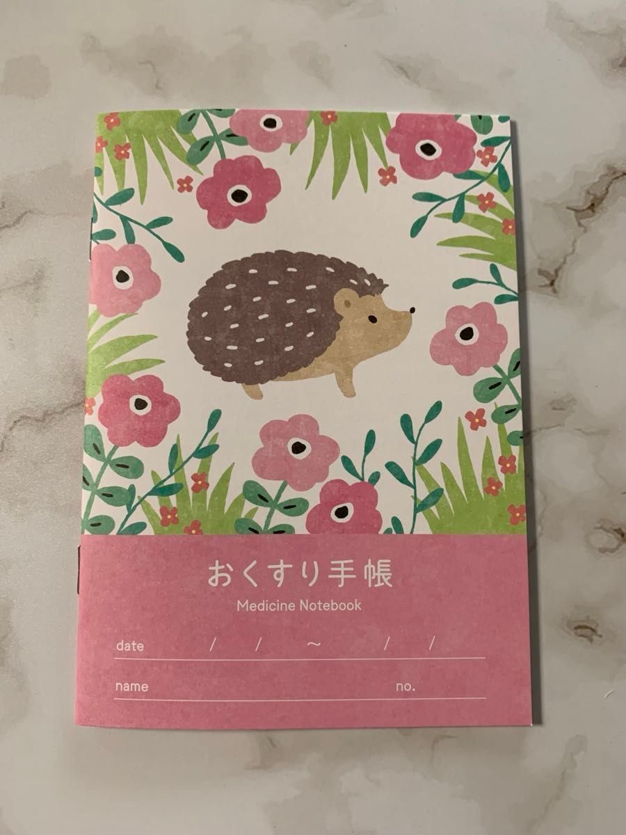 お薬手帳　おくすり手帳　アニマルガーデン　ハリネズミ　１冊　可愛らしい花と動物柄で、通院が楽しくなります