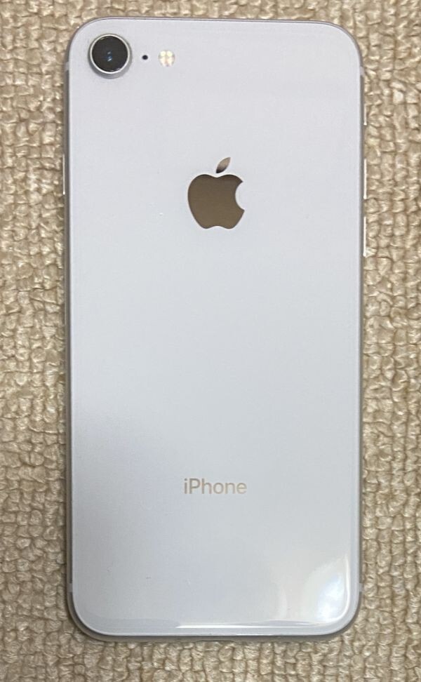 KB1374 Apple アップル iPhone 8 64GB 白/シルバー SIMロック解除済み SIMロックなし SIMフリー クリアカバー付き ケース 中古の画像4