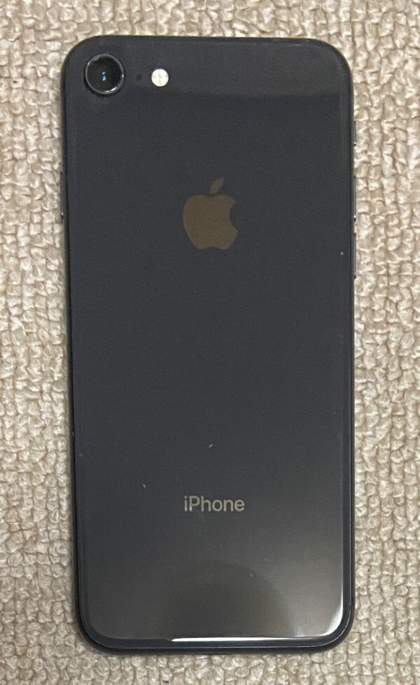 KB1375 Apple アップル iPhone 8 64GB 黒/スペースグレイ SIMなし docomo ドコモ 中古の画像1