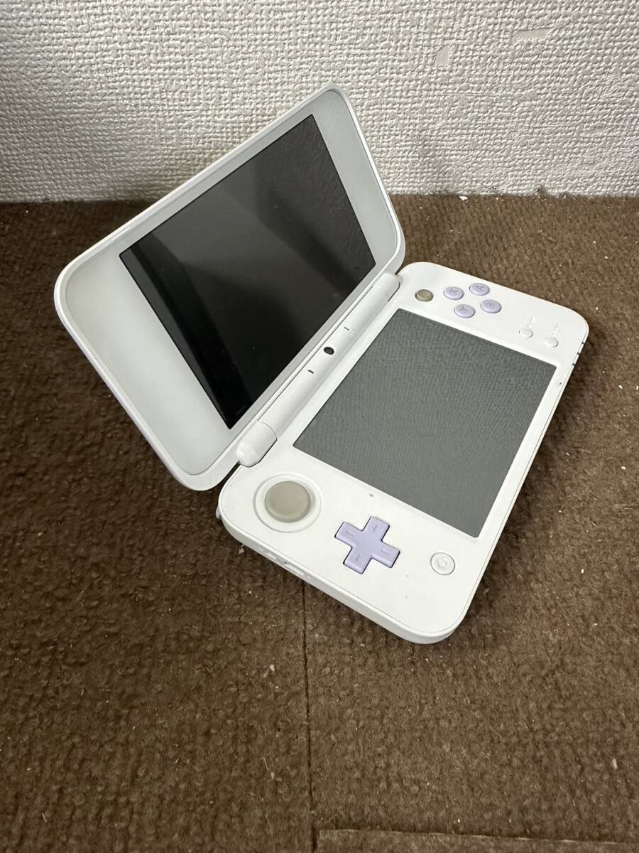 Y【現状品】任天堂 Nintendo ２DS LL JAN-001 ホワイト/パープル 画面割れ 通電動作確認済 ジャンク_画像4