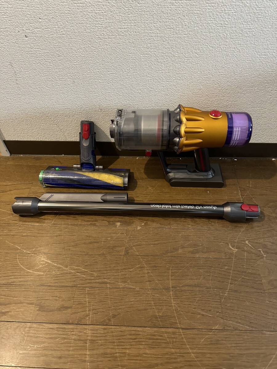 K【現状品】ジャンク品 Dyson V12 detect slim total clean SV20 充電器付 通電確認済み_画像1