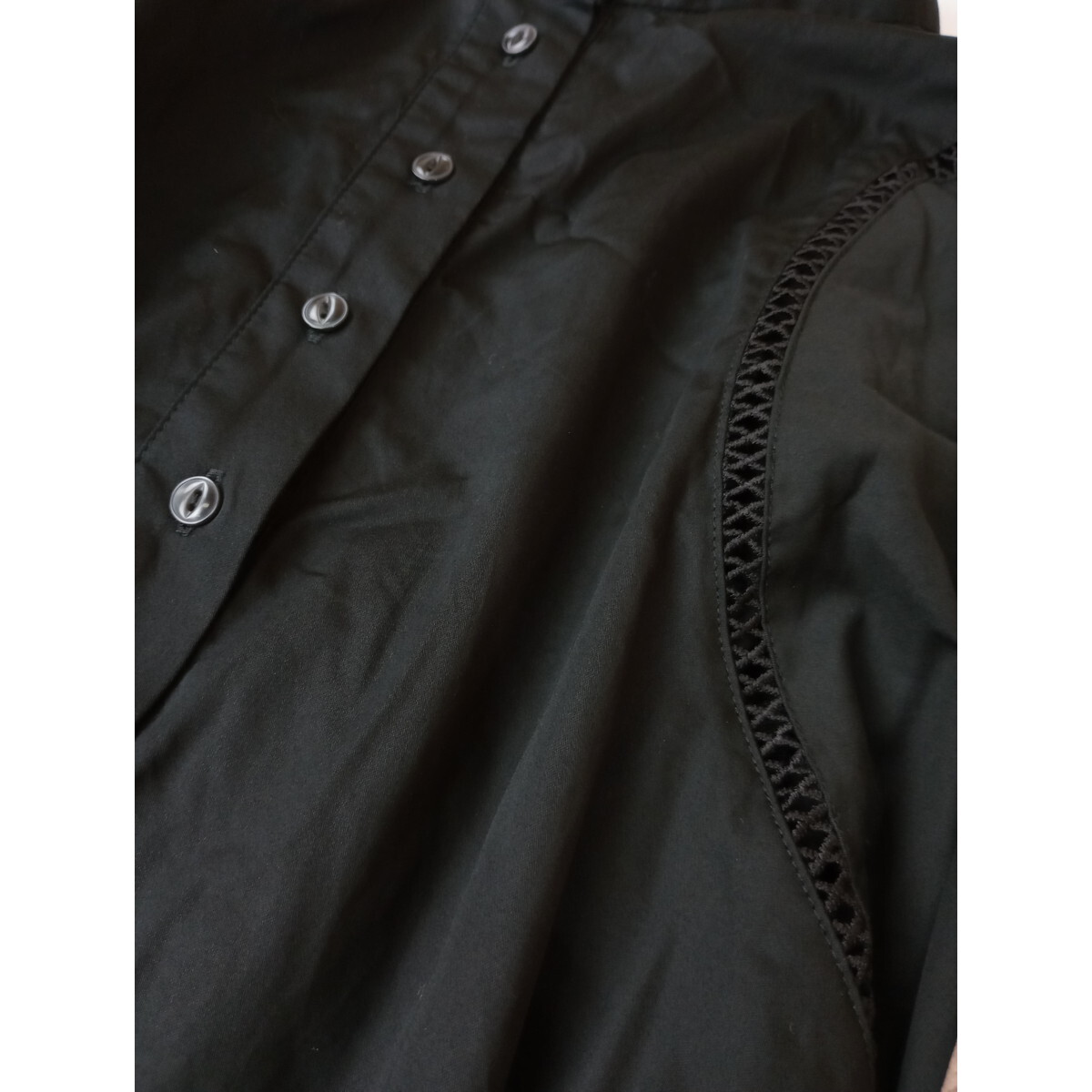 シンプリシテェ Simplicite「装う愉しみを知る」パフスリーブ バックシャン 長袖 バンドカラーシャツ ブラウス 黒 ブラック (10K+9027)の画像3