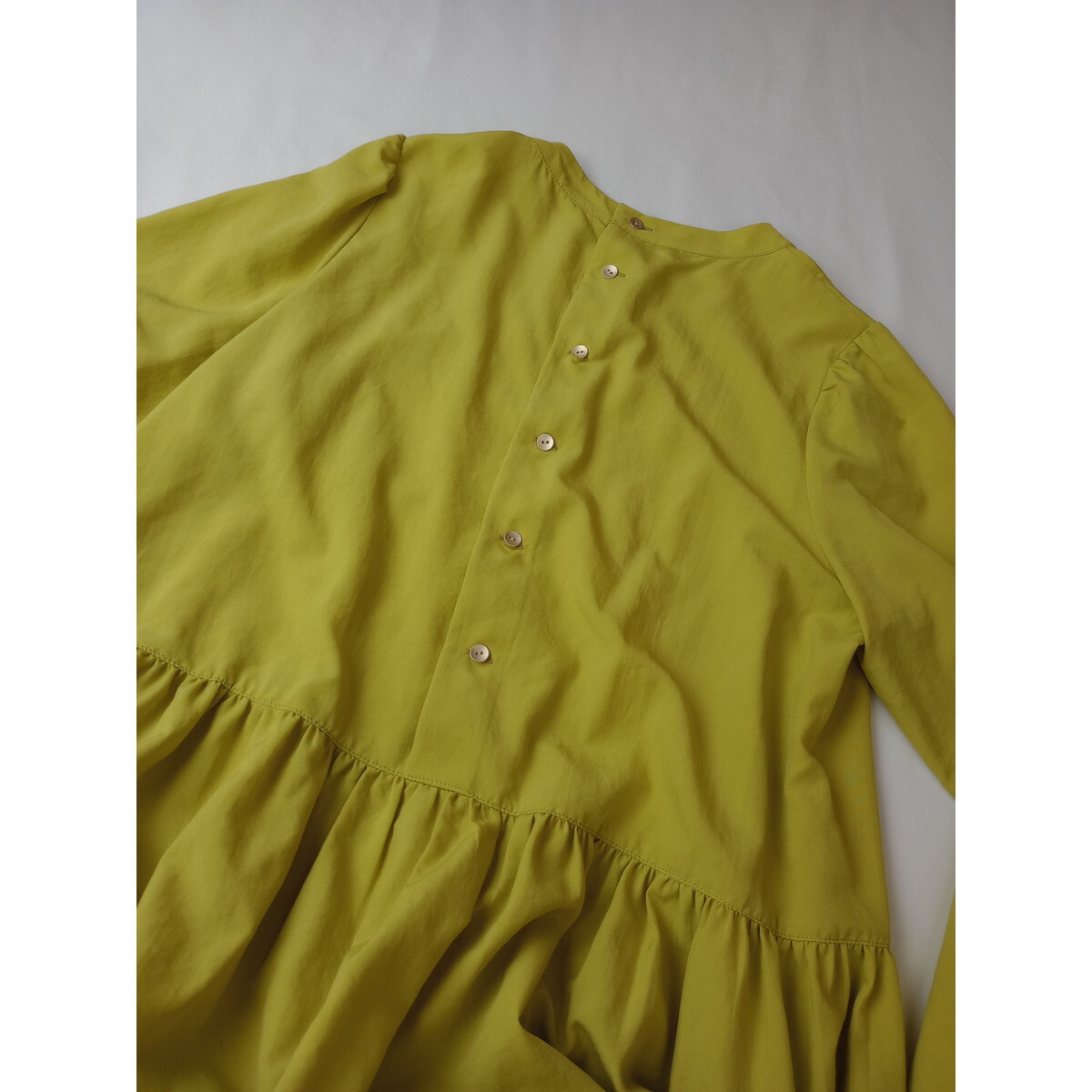 ロペピクニック「ほらっ！色を着るっていい！」バックティアード チュニック ブラウス 長袖 38 M 黄緑 ライトグリーン (5Y+9131)_画像4