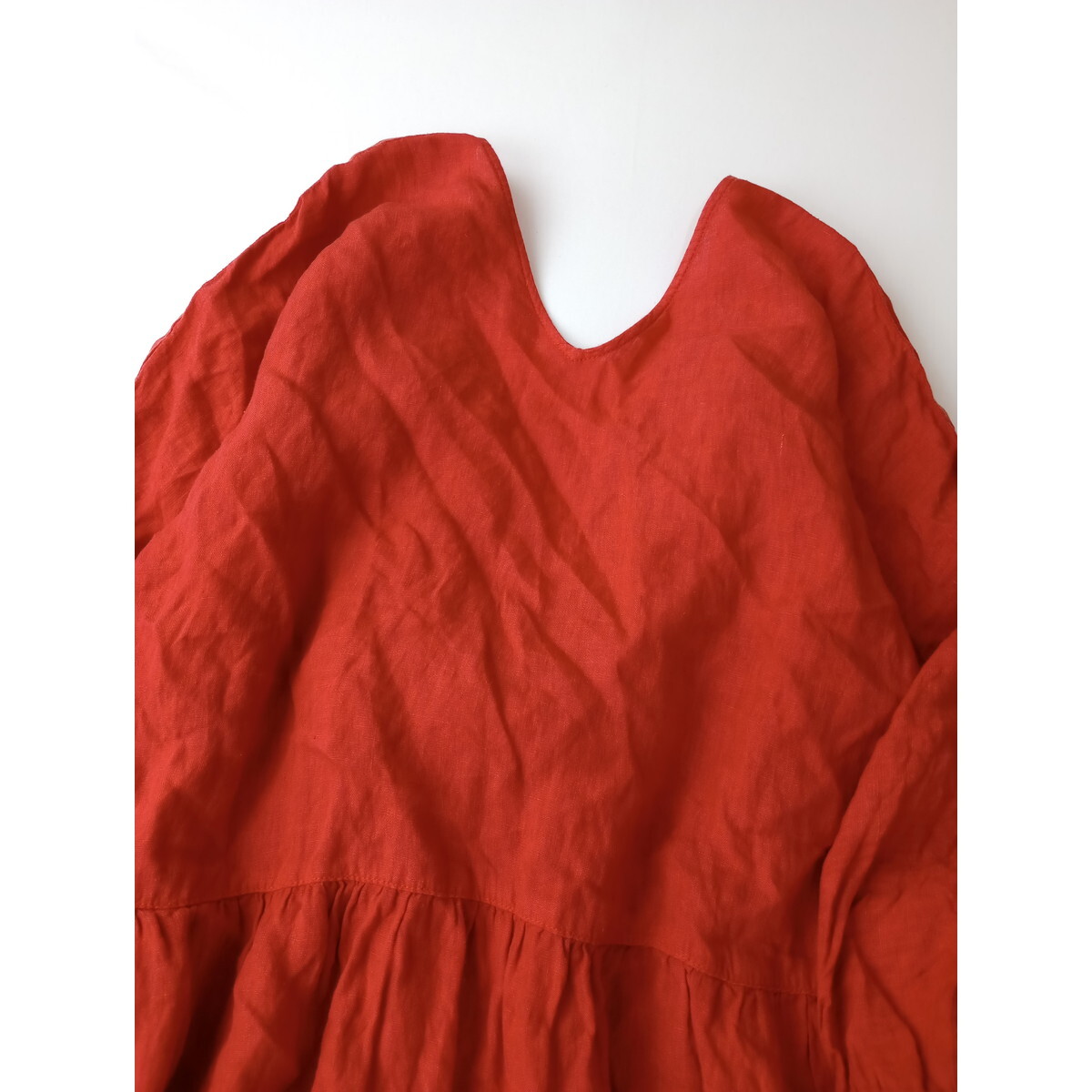 l'atelier du savon アトリエ ドゥ サボン「華やかさを、ラフに着る。」リネン 麻 100％ バックリボン ロング ワンピース 赤 (59S+9308)_画像2