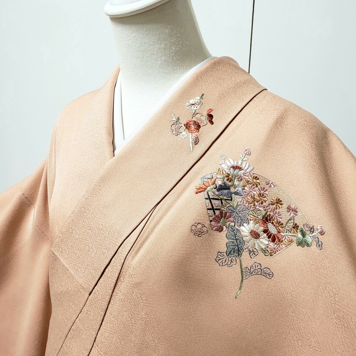 ●勝又●S９３．訪問着　細かい蘇州刺繍　手刺繍　正絹　地紙　鏡裏文　四季の花々　Lサイズ　綺麗な訪問着　_画像6