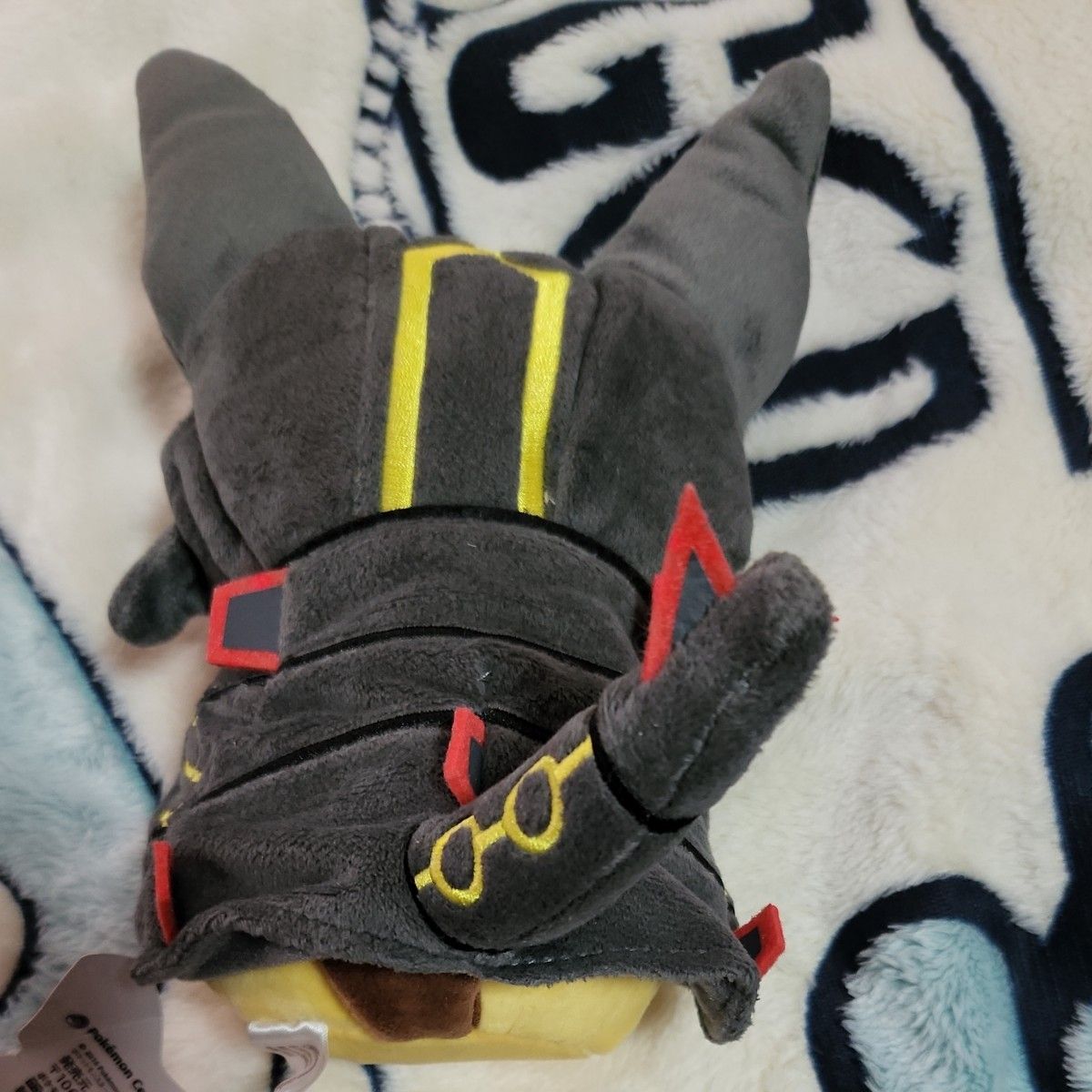 ぬいぐるみ 黒いレックウザポンチョを着たピカチュウ 東京スカイ ぬいぐるみ 黒いレックウザポンチョを着たピカチュウ 東京スカイ