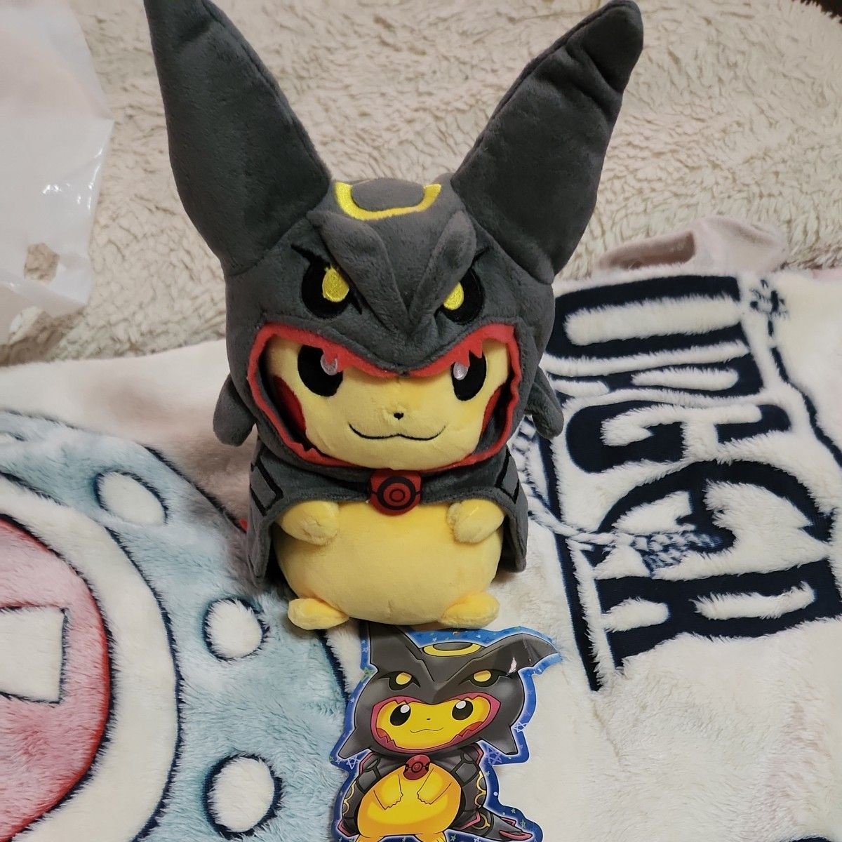 ぬいぐるみ 黒いレックウザポンチョを着たピカチュウ 東京スカイ ぬいぐるみ 黒いレックウザポンチョを着たピカチュウ 東京スカイ