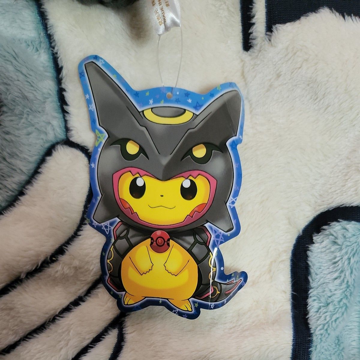 ぬいぐるみ 黒いレックウザポンチョを着たピカチュウ 東京スカイ ぬいぐるみ 黒いレックウザポンチョを着たピカチュウ 東京スカイ