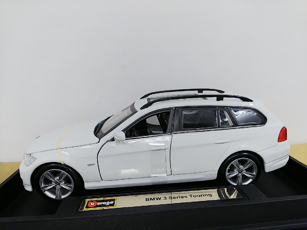 # Bburago BBurago 1/24 BMW 3 Series Touring white die-cast model minicar 
