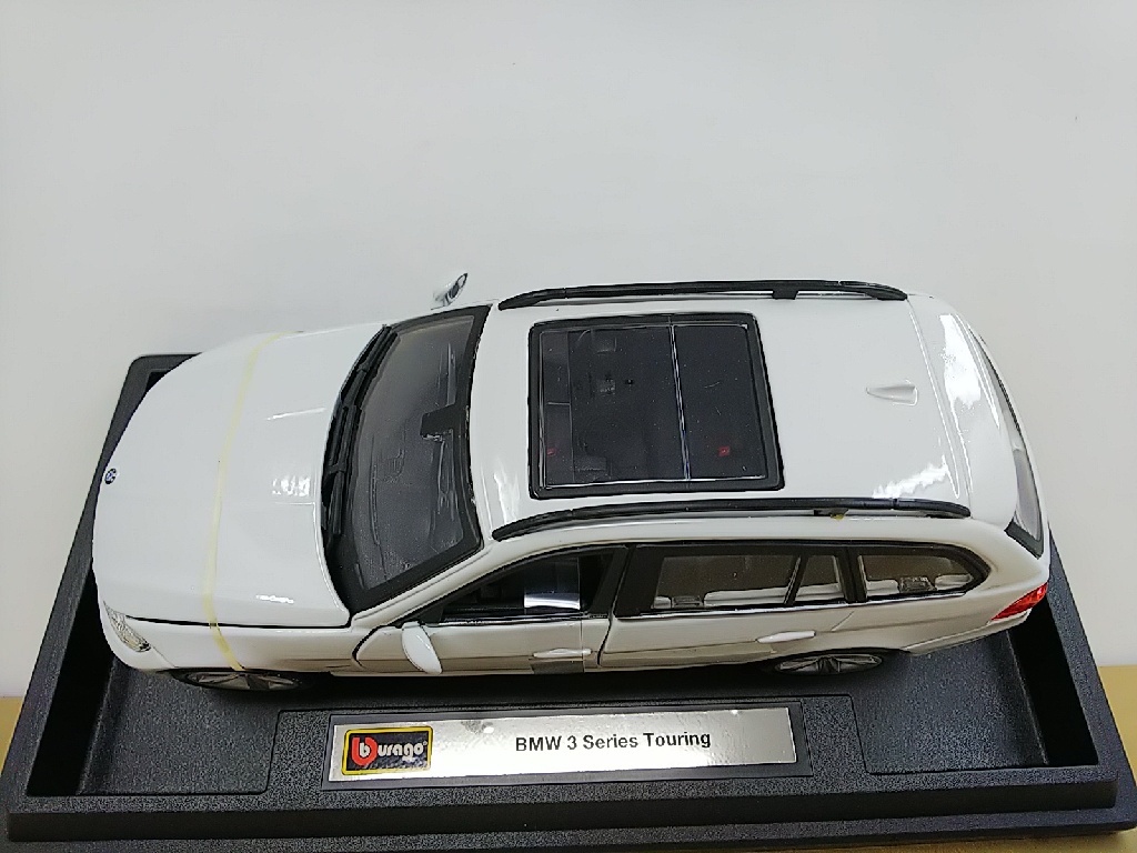 # Bburago BBurago 1/24 BMW 3 Series Touring white die-cast model minicar 