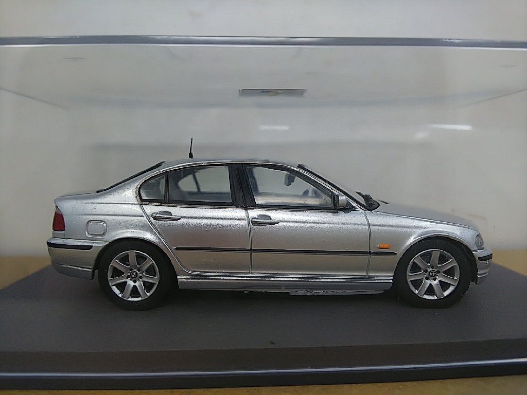 ■ Sparkスパークモデル 1/43 BMW 318i 1999 シルバー モデルミニカー_画像4