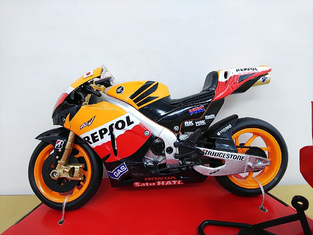 ■NEWRAYアオシマ 1/12 完成品バイクシリーズ 2011 Repsol Honda Team RC212VR(CASEY STONEo.27) レプソル ホンダ 大型レーシングバイクの画像4
