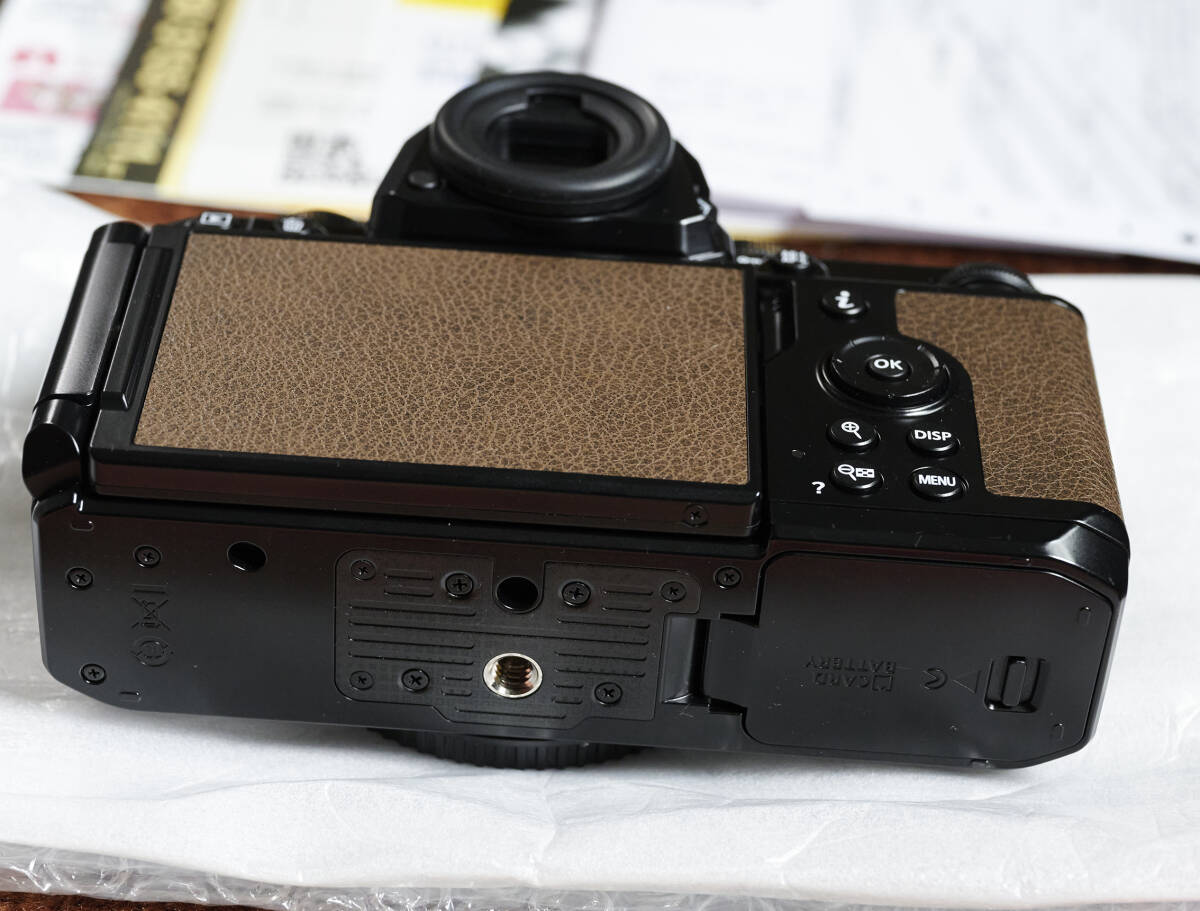 付属品完備 Nikon ニコン Zf ボディ ミラーレスカメラ SEPIA BROWN AGED加工 真鍮 ソフトシャッターレリーズ シューカバーの画像9
