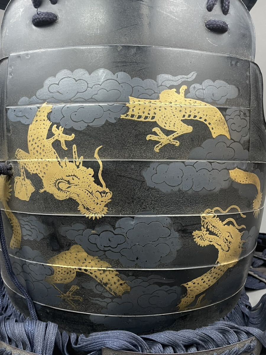 香20) 時代武具 等身大 古美術品 胴 雲龍図 双龍 蒔絵 具足 時代 武具 甲冑 具足鎧 等 紺糸縅 刀装具 外装 拵え 鐔 鍔 鎧兜 うぶだし武士_画像10