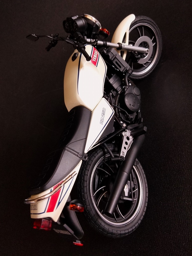 ヤマハ RZ250 白 80年代 旧車 精密 ダイキャスト 1/12 スケールモデル 未使用品！☆ YAMAHA RZ250 RD250LC 絶版 中免バイク 2スト 定形外可の画像6