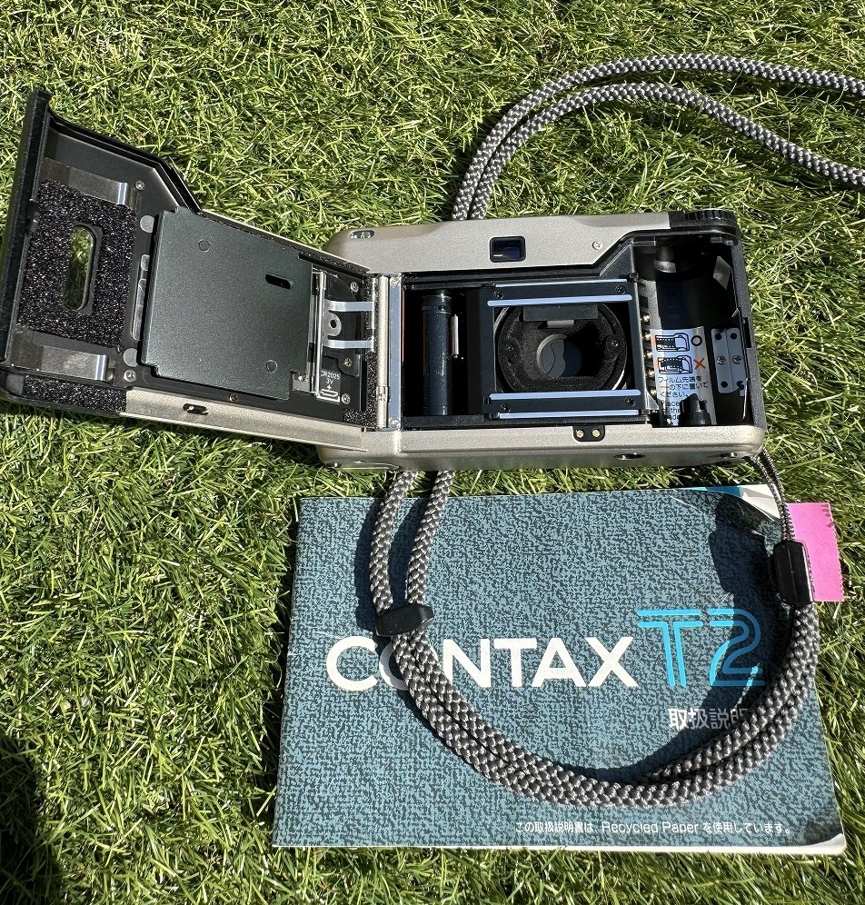 京セラ CONTAX T2 Carl Zeiss Sonnar 2.8/38 T* コンタックス フィルムカメラ レトロ チタンシルバー　中古美品　動作正常　　取説付き_綺麗な状態です