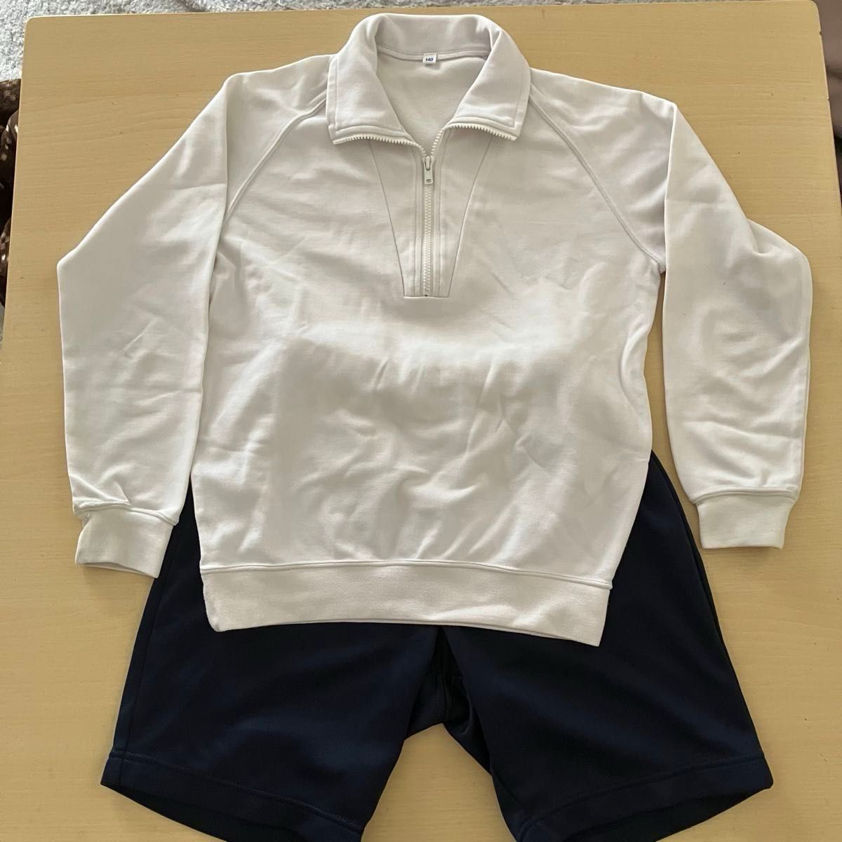白長袖トレーニングシャツと紺トレーニングハーフパンツのセット 140cm 体操服　体操着