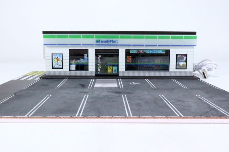 即納 G-FANS 1/64 family mart ジオラマ 点灯 組立式 駐車場付き 新品未開封の画像3