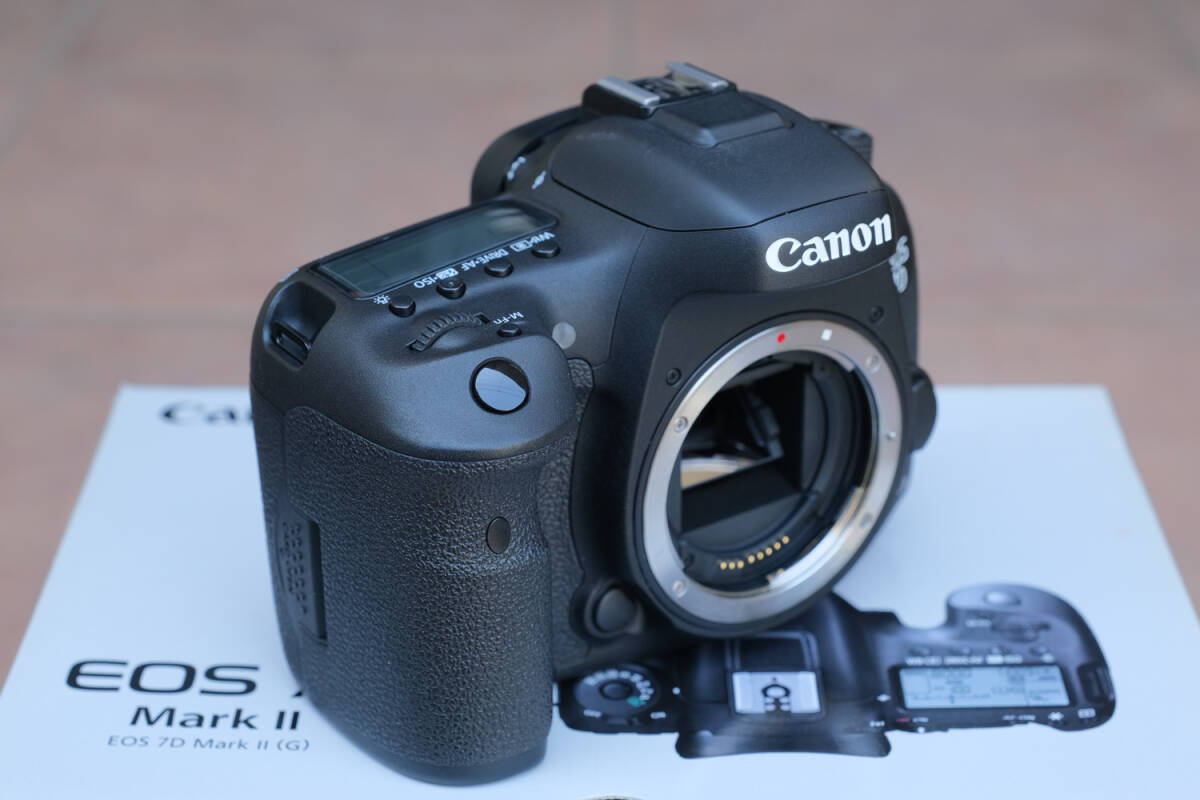 美品 キヤノン Canon EOS 7D Mark II オマケ多数付_画像2