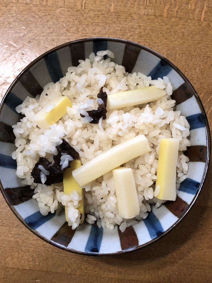 Вареный рис с междоузлиями и грибами