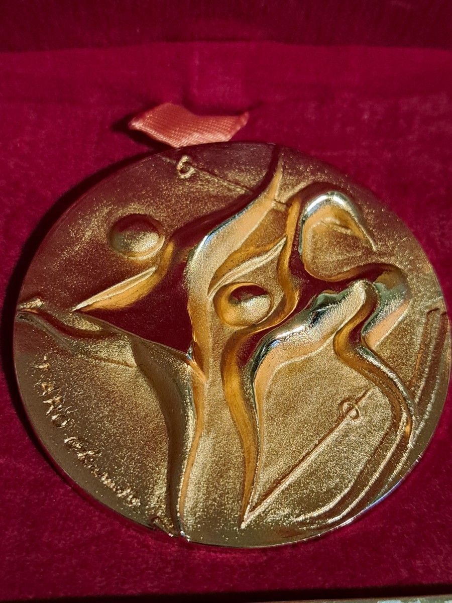 1972年札幌オリンピックメダル　岡本太郎　 札幌オリンピック ケース付ポンパご購入記念　 コレクション 記念メダル