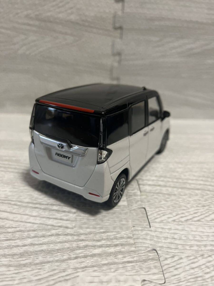 1/30 トヨタ 新型ルーミー ROOMY 後期型 カラーサンプル 非売品 ミニカー　ブラックxパールホワイトⅢ_画像2