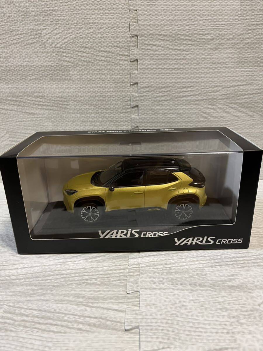 1/30 トヨタ 新型ヤリスクロス YARIS CROSS ハイブリッド カラーサンプル ミニカー 非売品 2トーン ブラックxブラスゴールドメタリック_画像1
