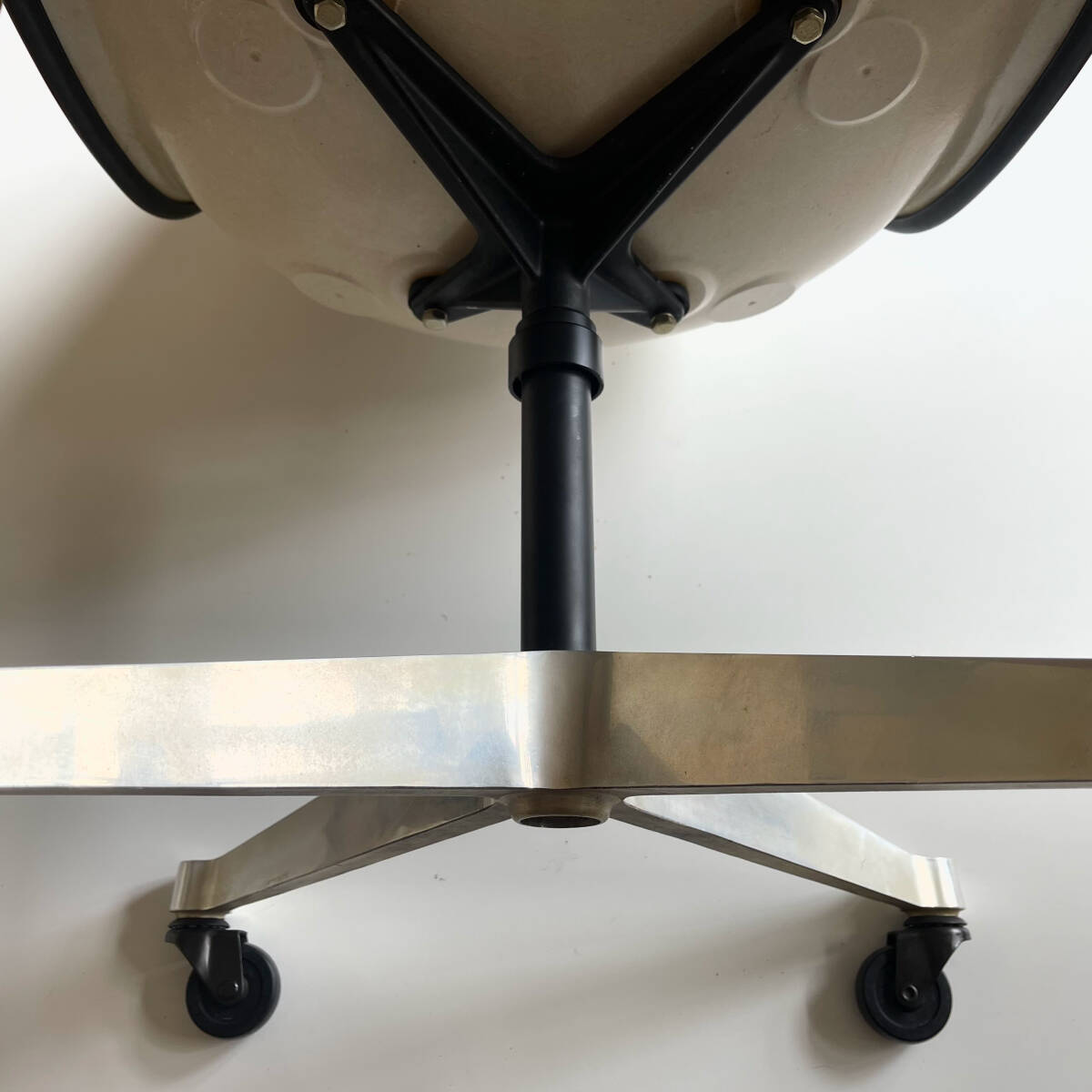 『EAMES』美品 ハーマンミラー サイドシェルチェア Herman Miller イームズ ヴィンテージ 1977年生産分 コントラクトベースの画像10