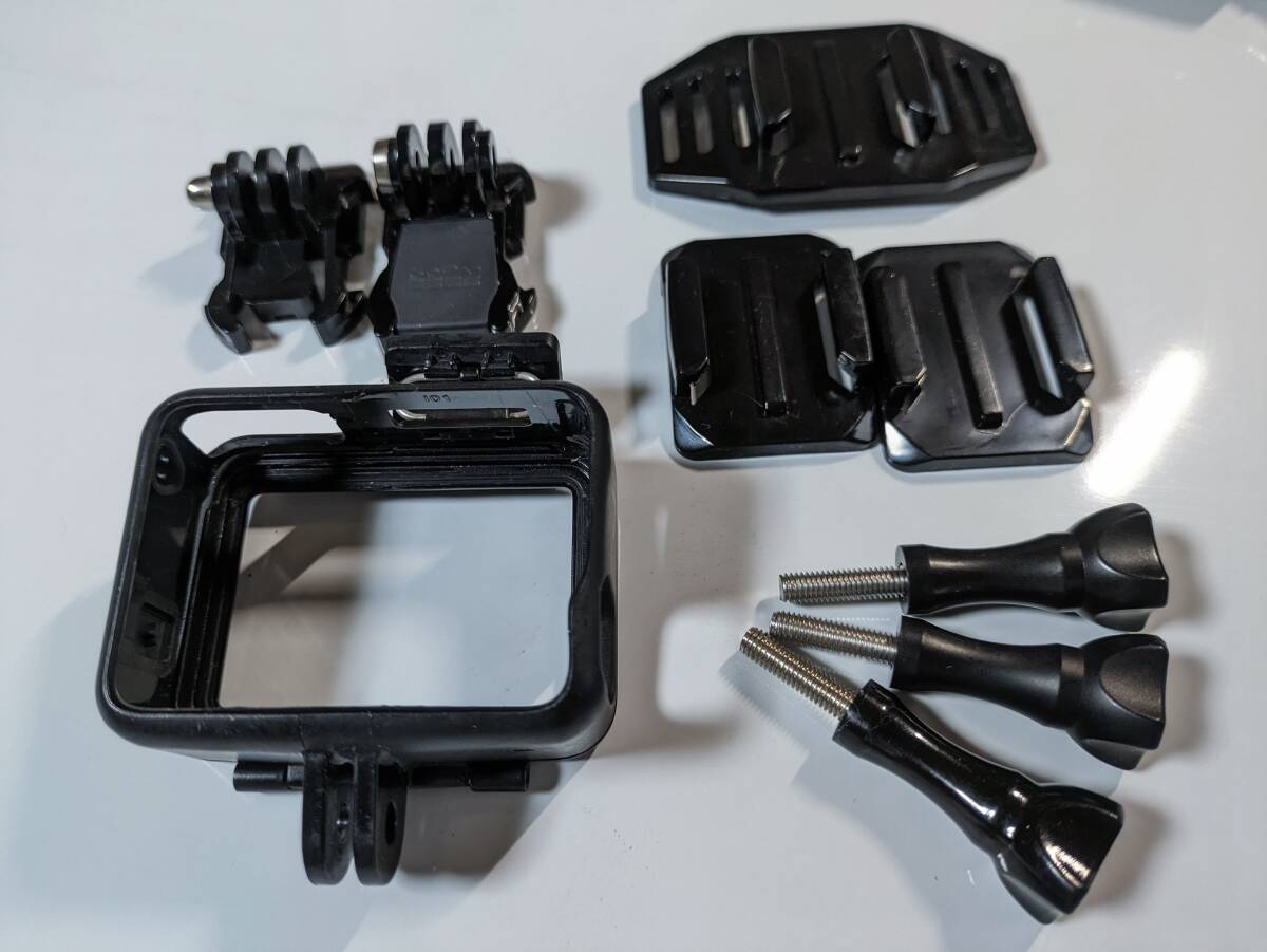 【動作確認済み】GoPro HERO7 Black ☆付属品多数☆ 128GBマイクロSD、バッテリー×４、充電器×２、自撮り棒、etc...の画像5