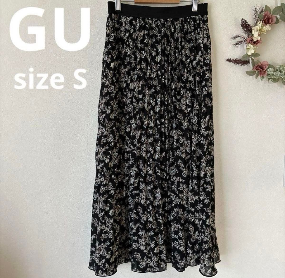 GU ジーユー　花柄プリーツロングスカート　カラー：ブラック×花柄
