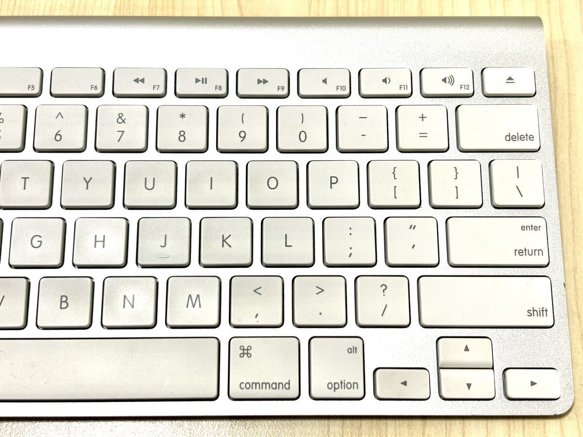 Apple Wireless Keyboard A1314 キーボード ワイヤレス 英語 US Bluetooth アップル 純正 乾電池 電池 中古品の画像4