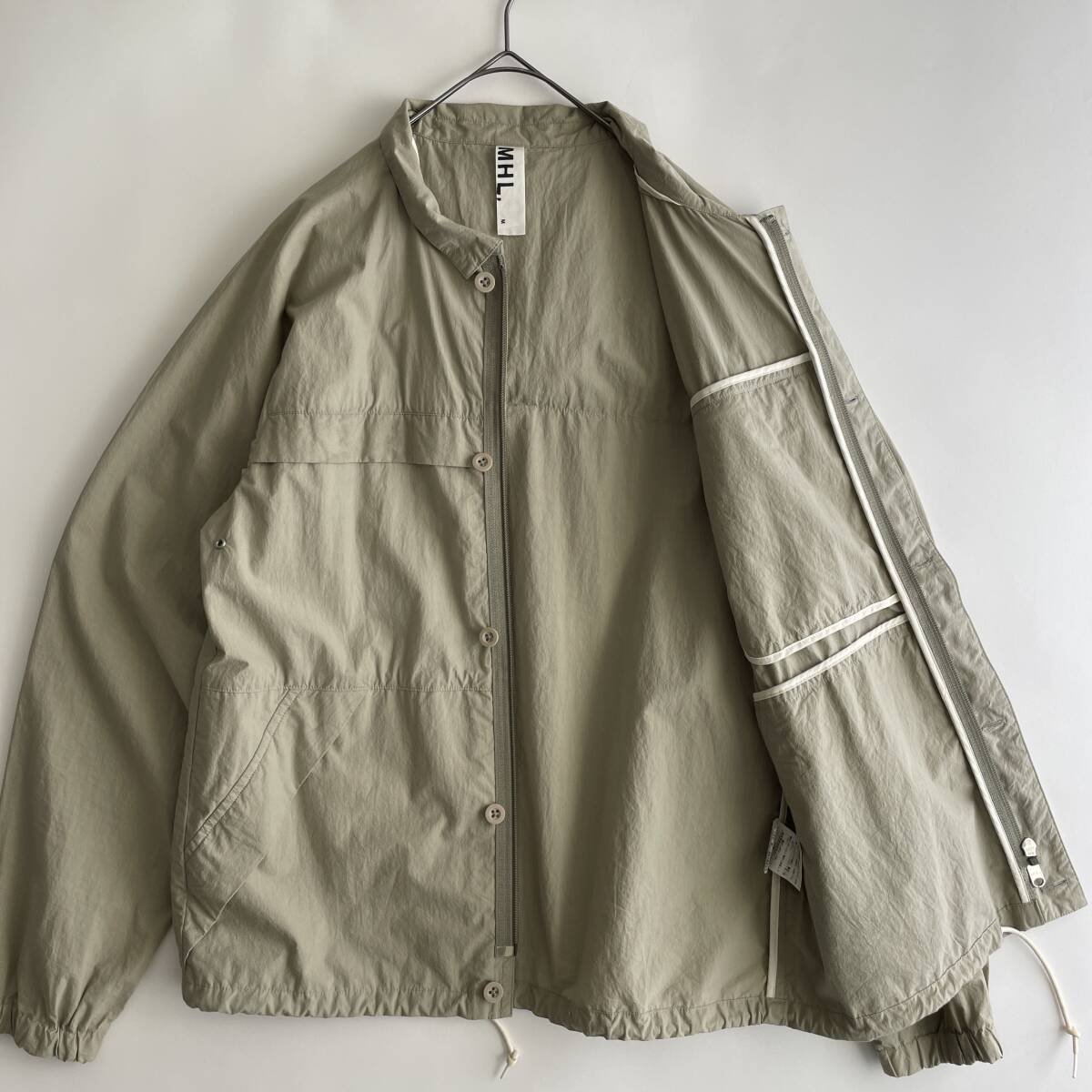 MHL. size/M (kb) -MARGARET HOWELL- 春夏 薄手 ライトアウター フーディ フーデッドジャケット パーカー コットン カーキ 日本製 jacketの画像9