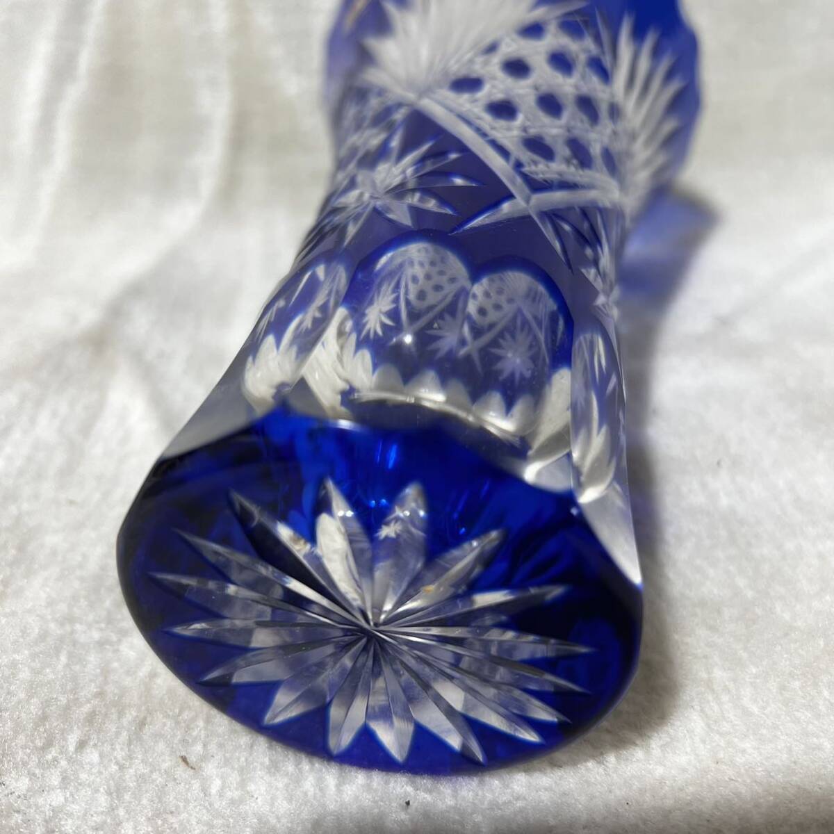 C925 切子ガラス 創作ガラス 藍色切子 花器 箱入り 未使用保管品 フラワーベース 工芸品 インテリア_画像5
