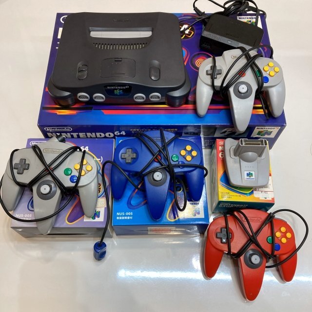 通電確認済※任天堂 NINTENDO 64 本体 ACアダプター付き ゲーム機 ニンテンドー 64 コントローラー4台・メモリー拡張パック セット YN ABWの画像1