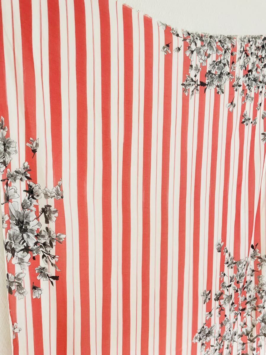 1.4万円iCB (アイシービー)ストライプボーダー超大判ストール新品タグ付き 花柄/ホワイト×ピンク/2way/パレオ/スカーフ/春夏_画像4