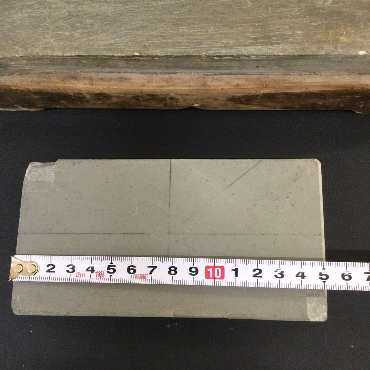 978◎ 天然砥石 2点 総重量 約1907g（台座込み） 刃物研ぎ 研磨砥石の画像5