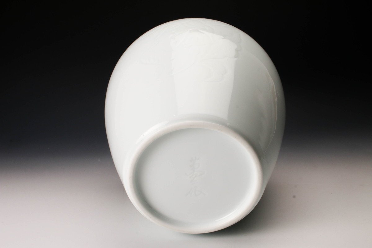 [SAG] human national treasure Inoue . two person himself work height 31cm white porcelain carving writing ear attaching vase also box also cloth genuine article guarantee 