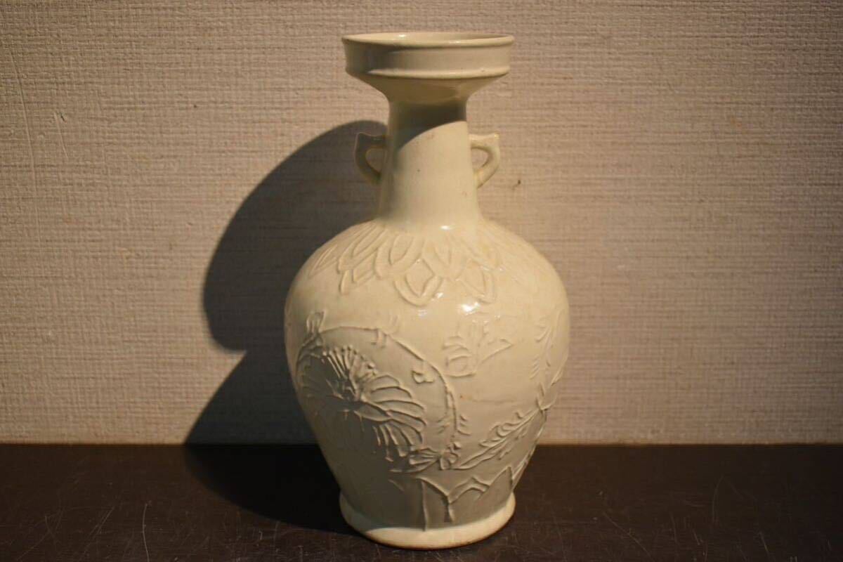 【GE】R355【コレクター所蔵品】時代 白磁陽刻花瓶 /中国古玩 中国美術 骨董品 時代品 美術品 古美術品の画像1