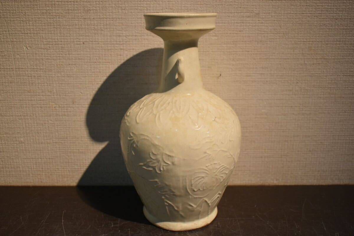 【GE】R355【コレクター所蔵品】時代 白磁陽刻花瓶 /中国古玩 中国美術 骨董品 時代品 美術品 古美術品の画像2
