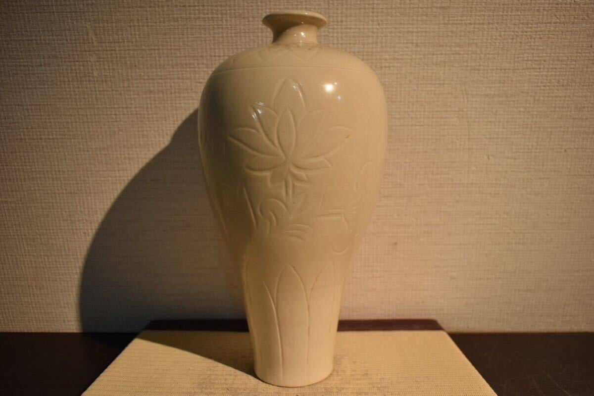 【GE】Y833【コレクター所蔵品】時代 白磁刻花花瓶 /中国古玩 中国美術 骨董品 時代品 美術品 古美術品_画像3