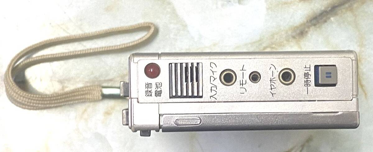 TOSHIBA KT-1950W ポータブルカセットレコーダー モーター回るけどゴム切れの模様。ジャンク_画像4