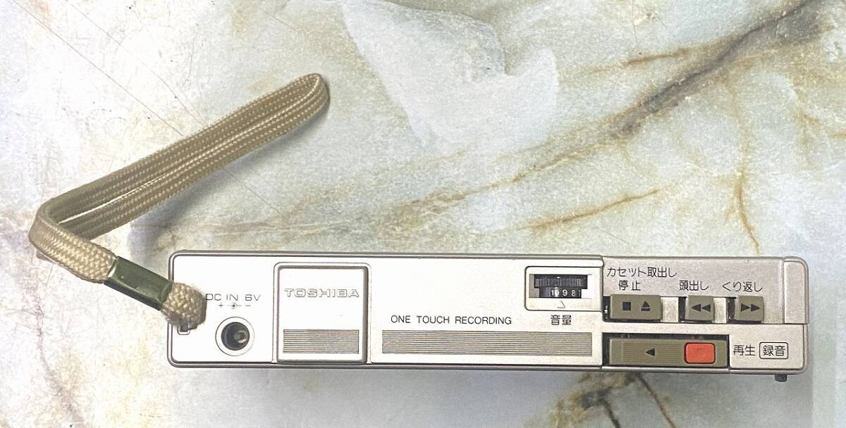 TOSHIBA KT-1950W ポータブルカセットレコーダー モーター回るけどゴム切れの模様。ジャンク_画像3