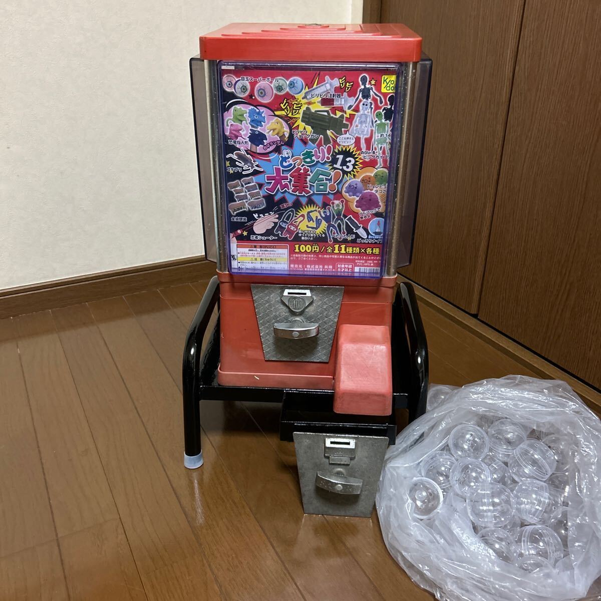 ガチャガチャ本体(スタンド付き)100円機 カギ無し (フリーメカ付き) レトロの画像1